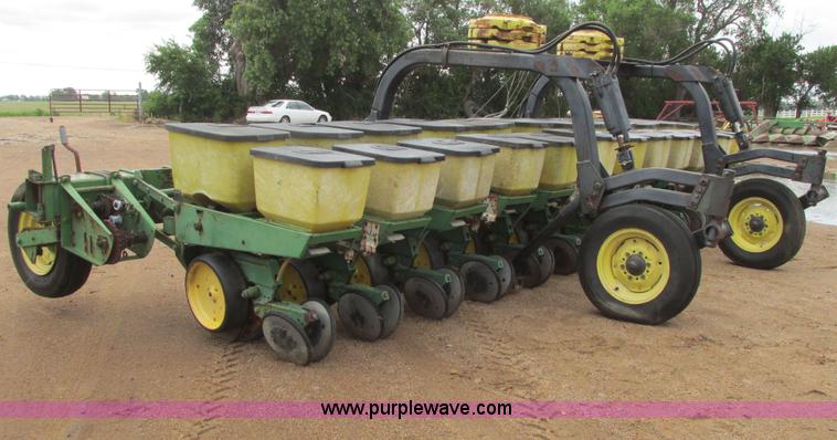image for item I9565 1981 John Deere 7100 planter