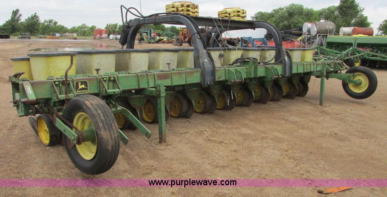 image for item I9565 1981 John Deere 7100 planter