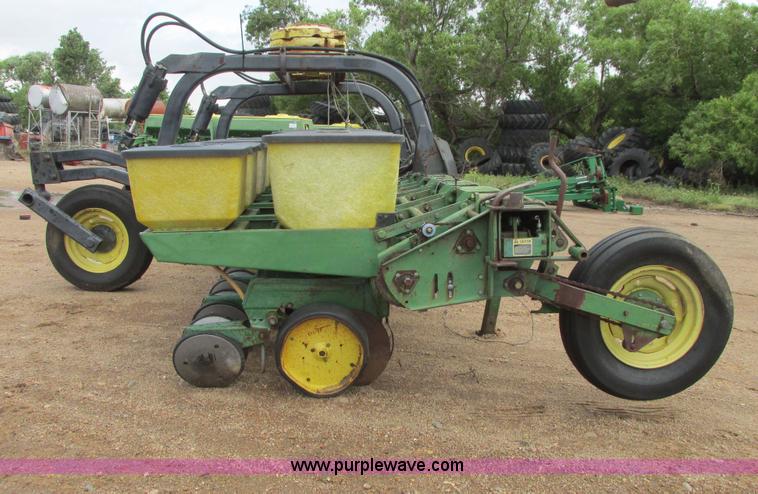 image for item I9565 1981 John Deere 7100 planter