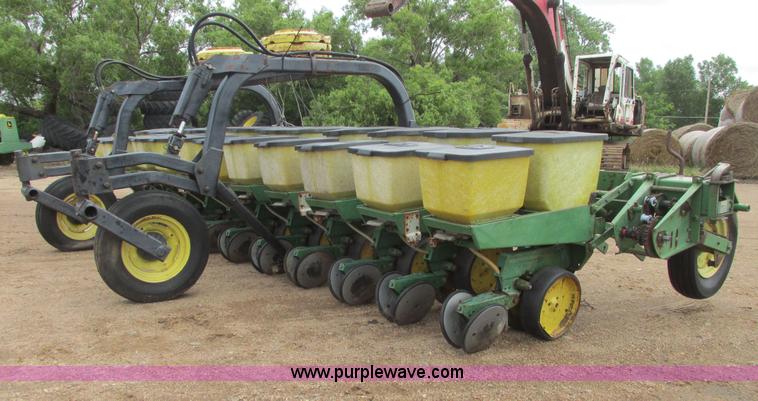 image for item I9565 1981 John Deere 7100 planter