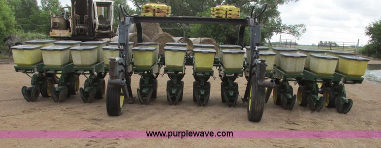 image for item I9565 1981 John Deere 7100 planter