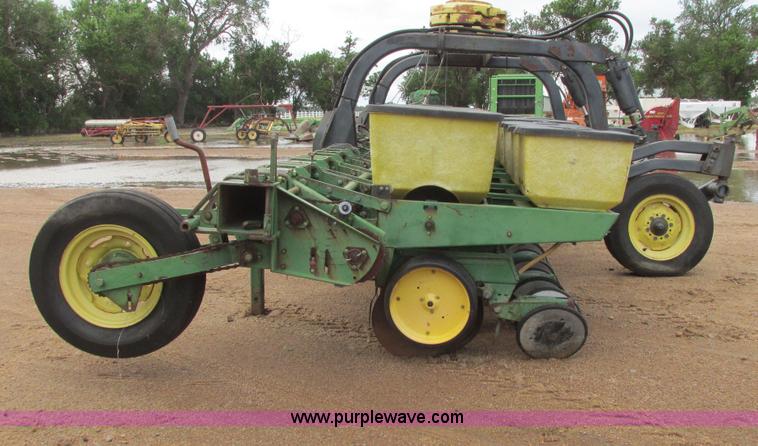 image for item I9565 1981 John Deere 7100 planter
