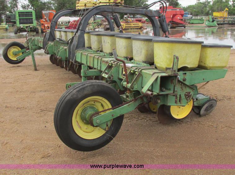 image for item I9565 1981 John Deere 7100 planter