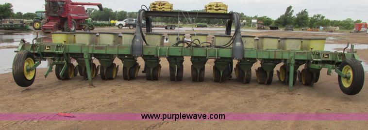 image for item I9565 1981 John Deere 7100 planter