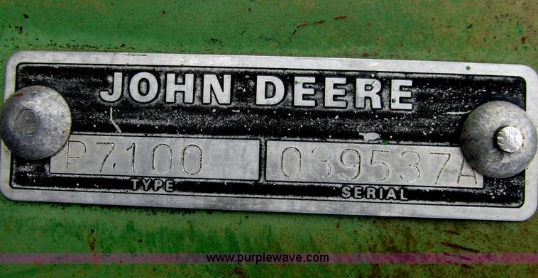 image for item I9565 1981 John Deere 7100 planter