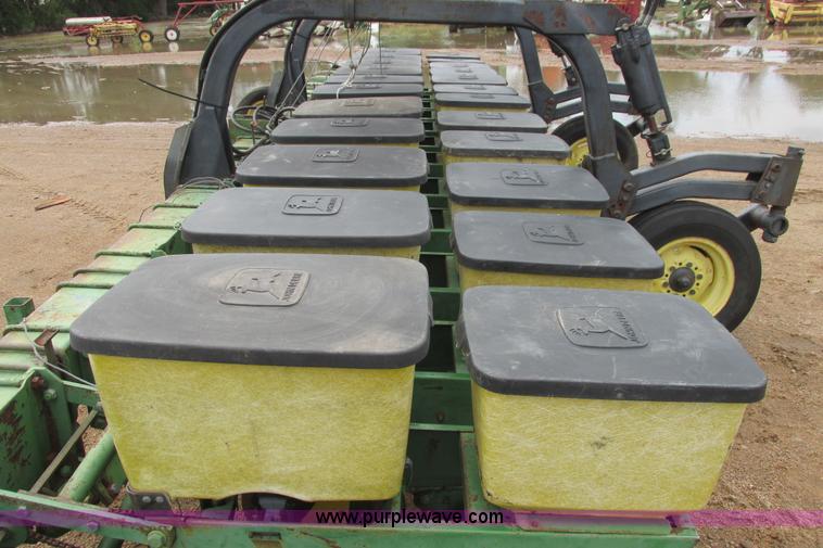 image for item I9565 1981 John Deere 7100 planter