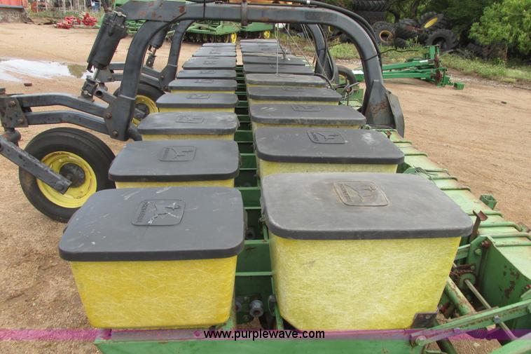 image for item I9565 1981 John Deere 7100 planter