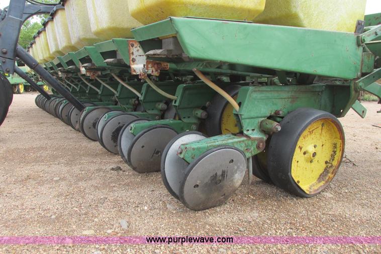 image for item I9565 1981 John Deere 7100 planter