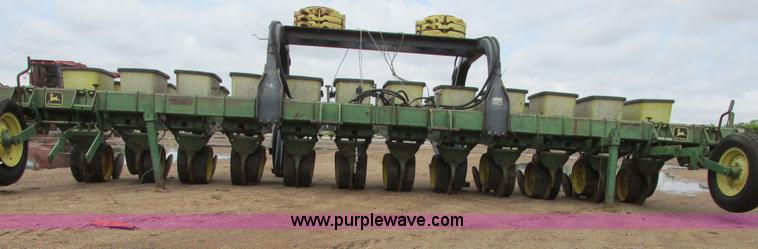 image for item I9565 1981 John Deere 7100 planter