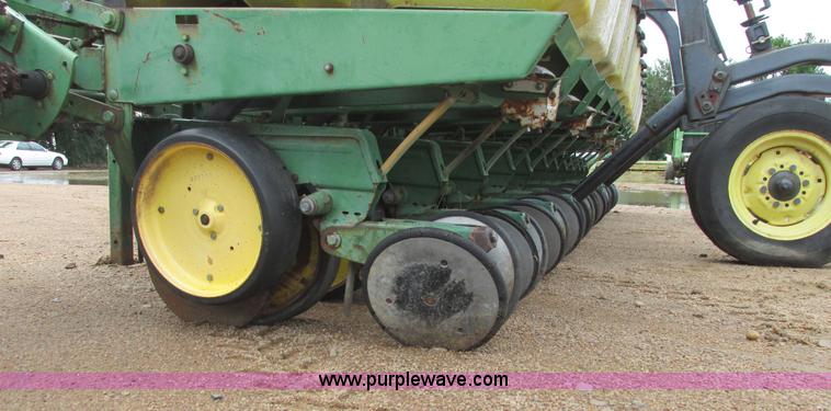 image for item I9565 1981 John Deere 7100 planter