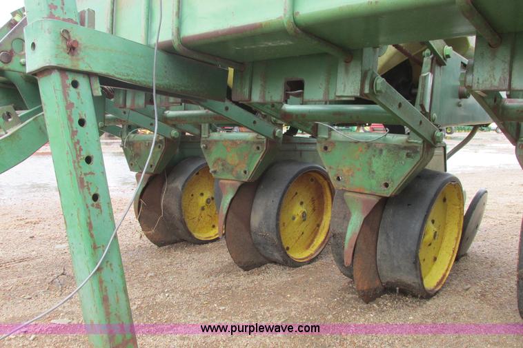 image for item I9565 1981 John Deere 7100 planter