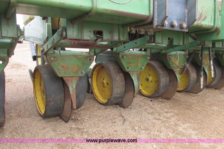 image for item I9565 1981 John Deere 7100 planter