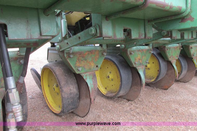 image for item I9565 1981 John Deere 7100 planter