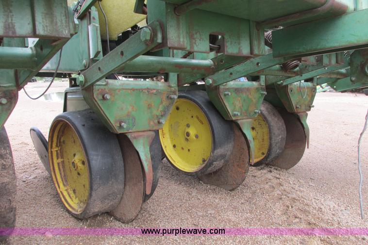 image for item I9565 1981 John Deere 7100 planter