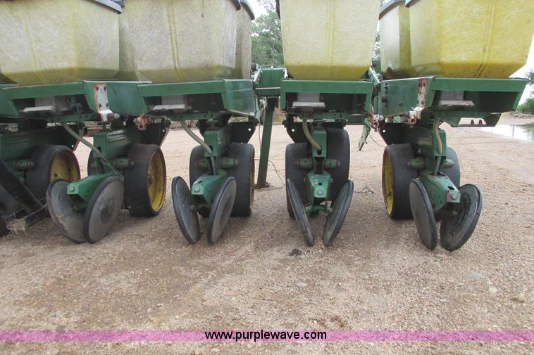 image for item I9565 1981 John Deere 7100 planter