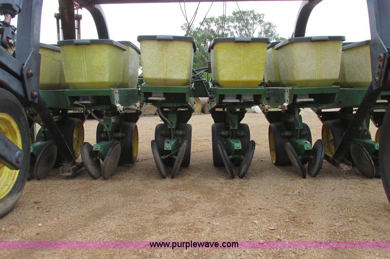 image for item I9565 1981 John Deere 7100 planter