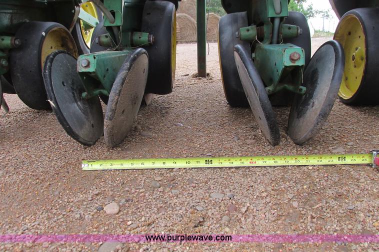 image for item I9565 1981 John Deere 7100 planter