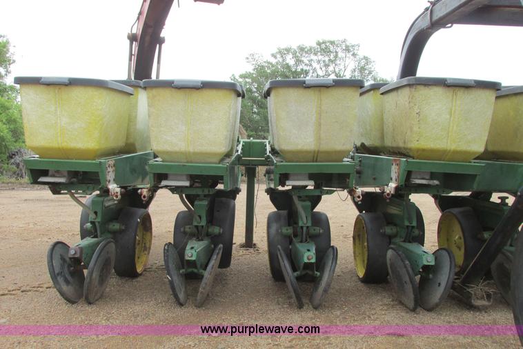 image for item I9565 1981 John Deere 7100 planter