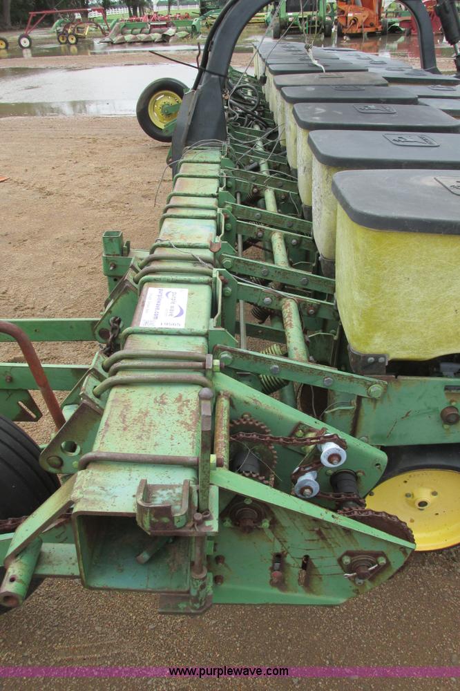 image for item I9565 1981 John Deere 7100 planter