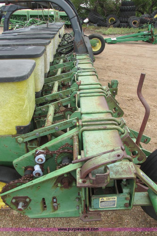 image for item I9565 1981 John Deere 7100 planter