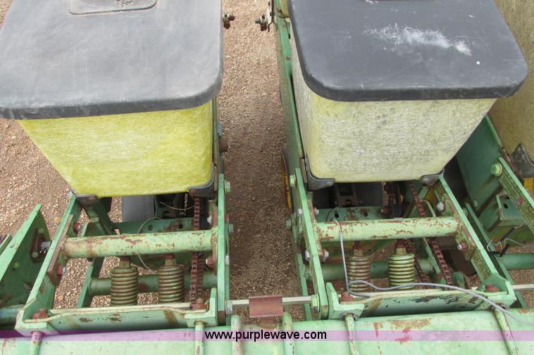 image for item I9565 1981 John Deere 7100 planter