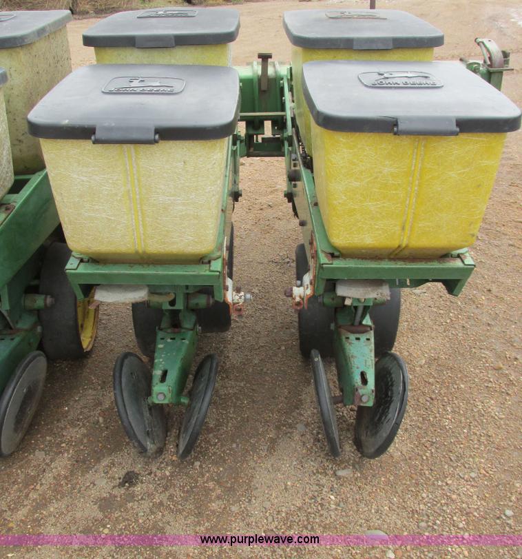 image for item I9565 1981 John Deere 7100 planter
