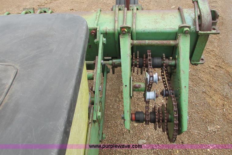 image for item I9565 1981 John Deere 7100 planter