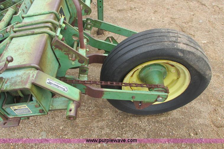 image for item I9565 1981 John Deere 7100 planter