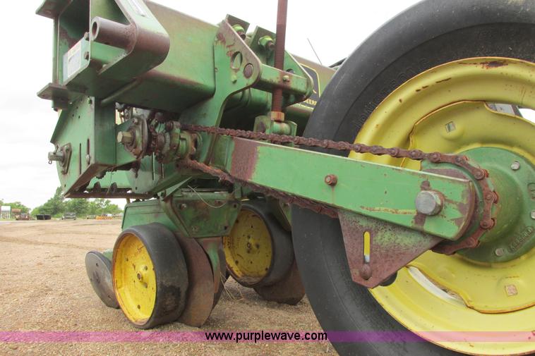 image for item I9565 1981 John Deere 7100 planter