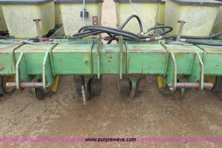 image for item I9565 1981 John Deere 7100 planter