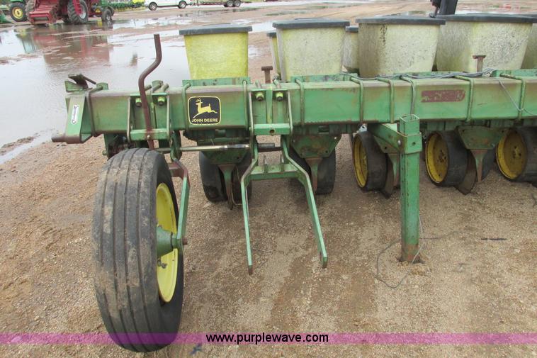 image for item I9565 1981 John Deere 7100 planter