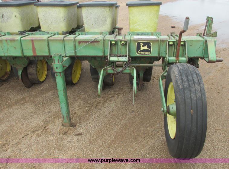image for item I9565 1981 John Deere 7100 planter