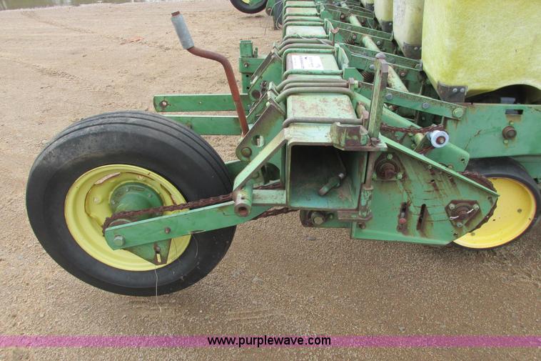 image for item I9565 1981 John Deere 7100 planter