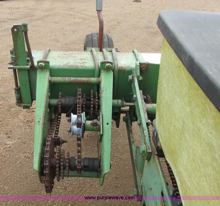 image for item I9565 1981 John Deere 7100 planter