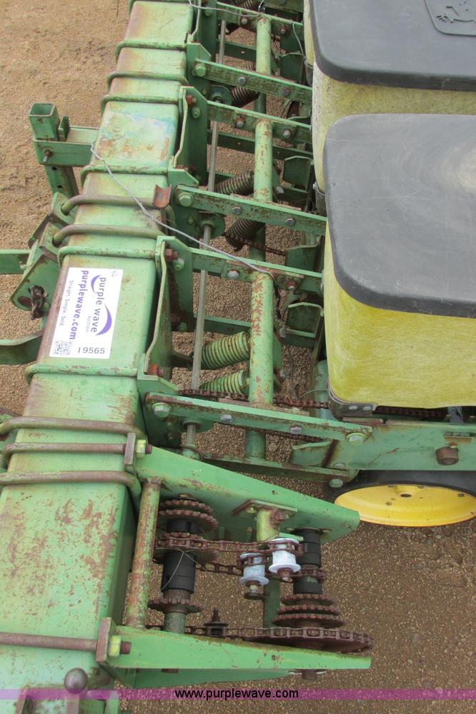 image for item I9565 1981 John Deere 7100 planter