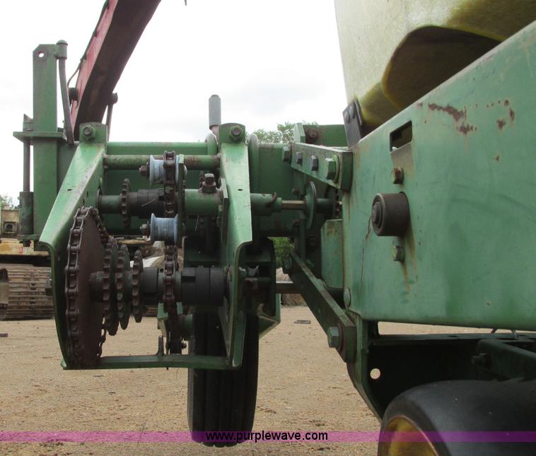 image for item I9565 1981 John Deere 7100 planter