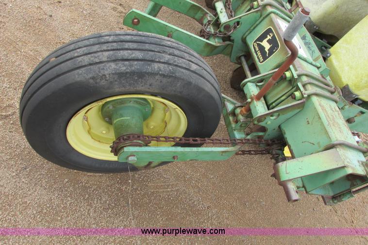 image for item I9565 1981 John Deere 7100 planter