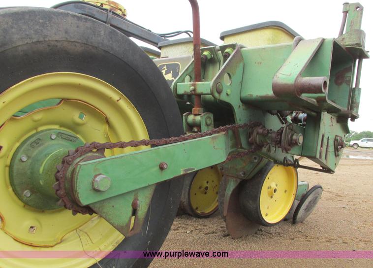 image for item I9565 1981 John Deere 7100 planter