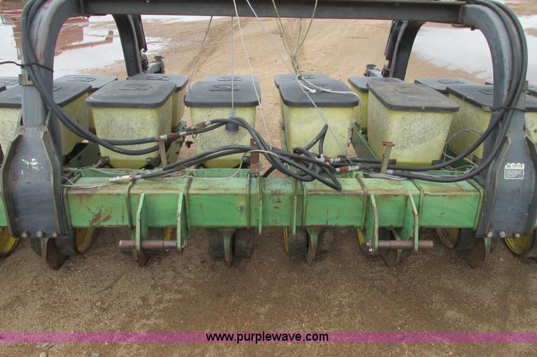 image for item I9565 1981 John Deere 7100 planter