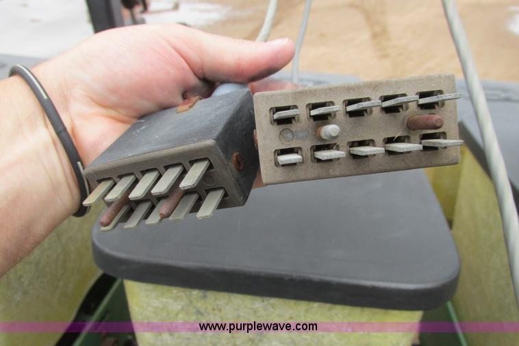 image for item I9565 1981 John Deere 7100 planter