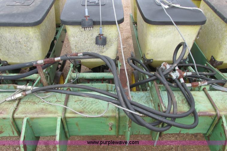 image for item I9565 1981 John Deere 7100 planter