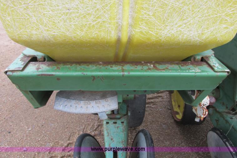 image for item I9565 1981 John Deere 7100 planter