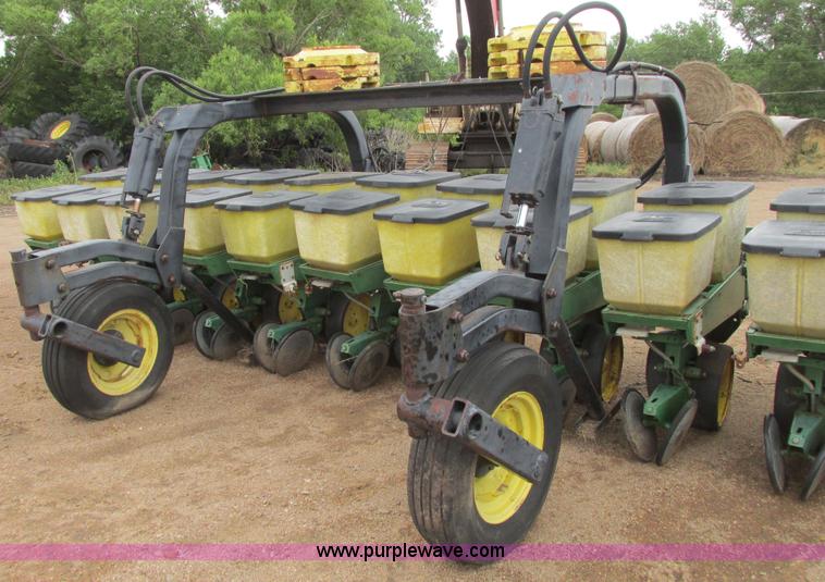 image for item I9565 1981 John Deere 7100 planter