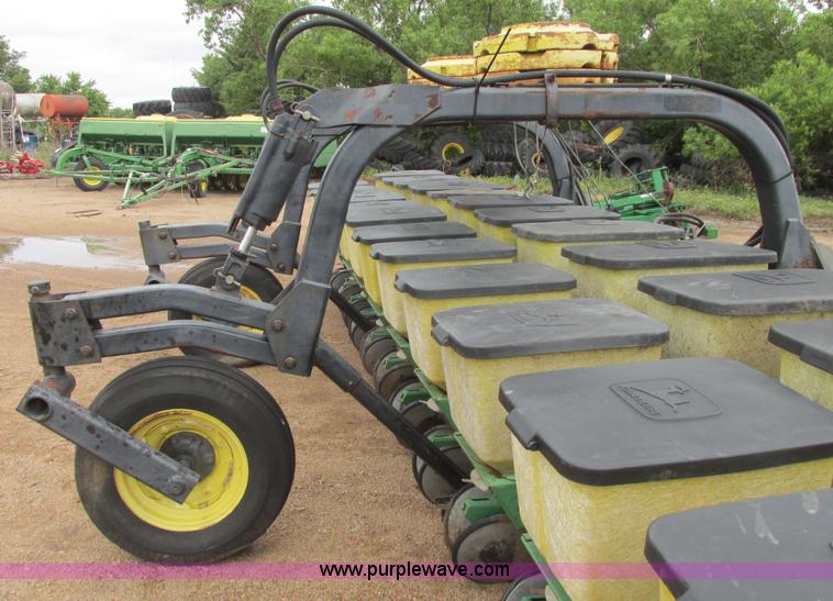 image for item I9565 1981 John Deere 7100 planter
