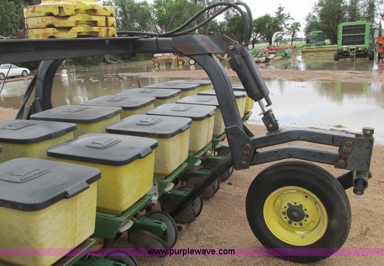 image for item I9565 1981 John Deere 7100 planter