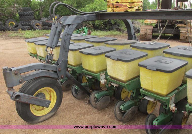 image for item I9565 1981 John Deere 7100 planter