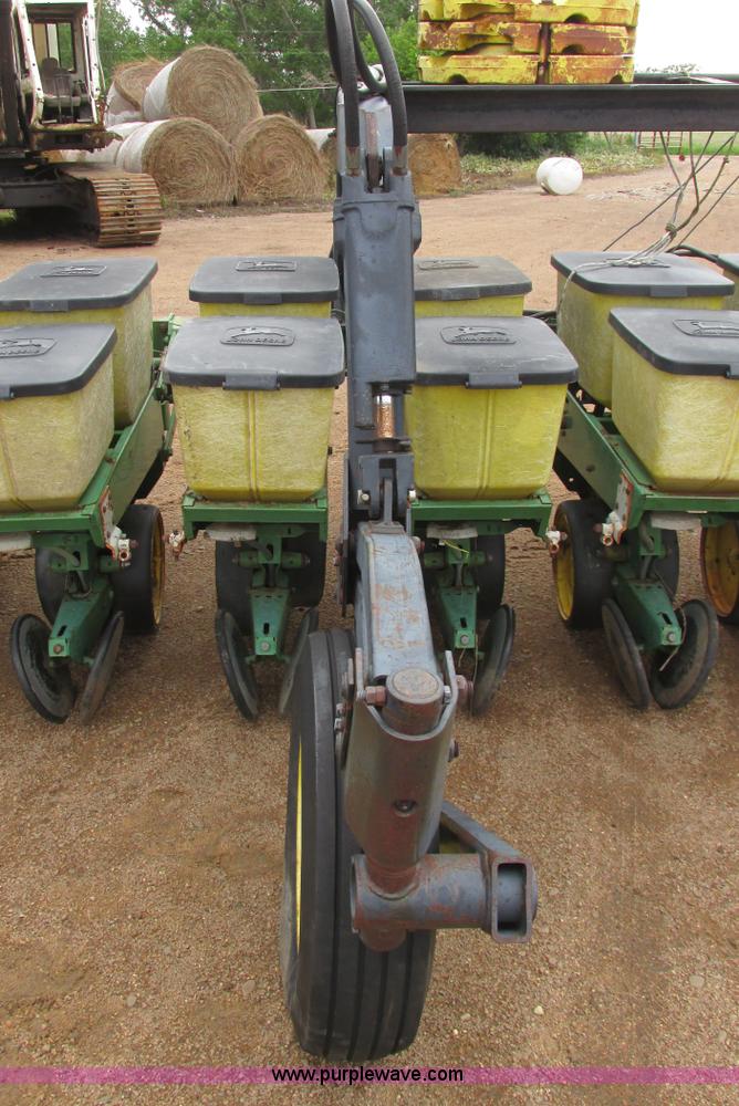 image for item I9565 1981 John Deere 7100 planter