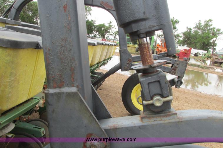 image for item I9565 1981 John Deere 7100 planter