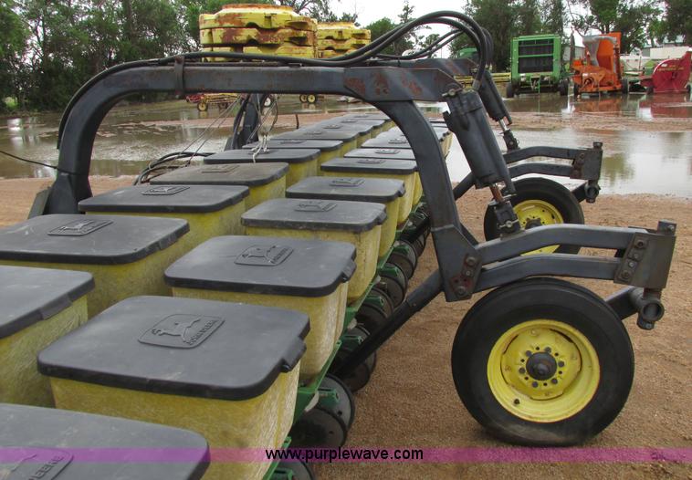 image for item I9565 1981 John Deere 7100 planter