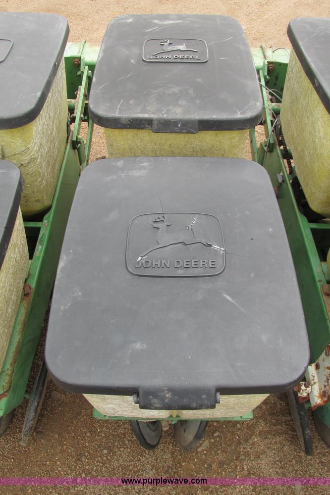 image for item I9565 1981 John Deere 7100 planter
